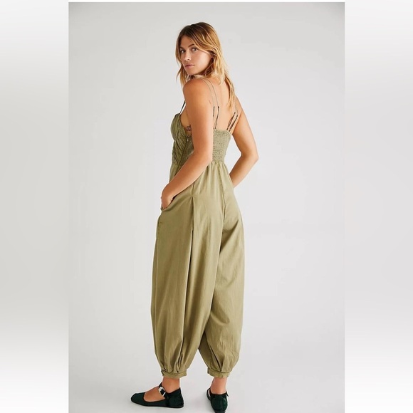 NWT Free People Kingston Barrel Sweetheart Jumpsuit Size M Olive Army Green - Picture 2 of 8